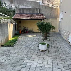  Apartman Girl